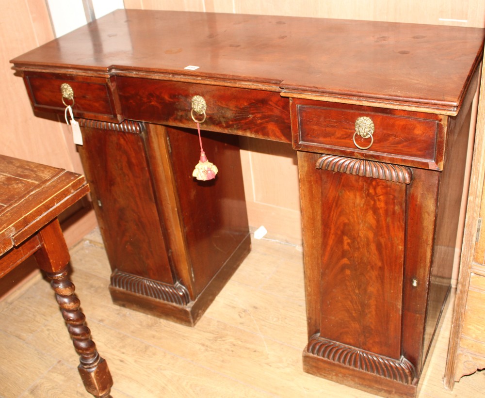 A William IV mahogany pedestal sideboard, W.122cm D.50cm H.91cm
